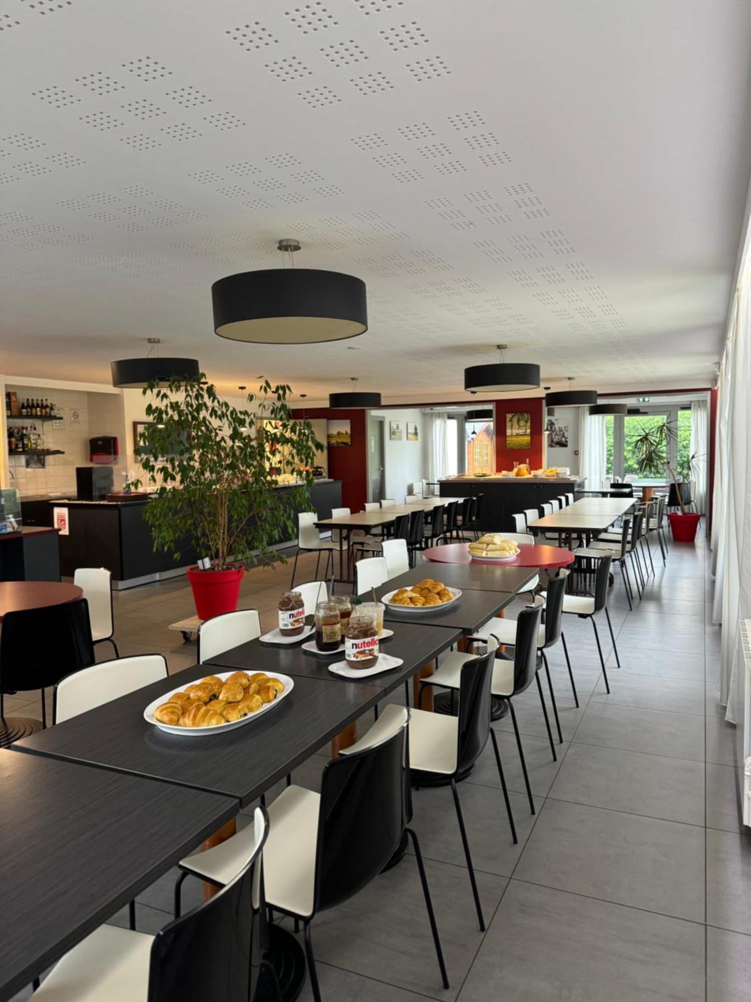 Brit Hotel Mayenne Esterno foto