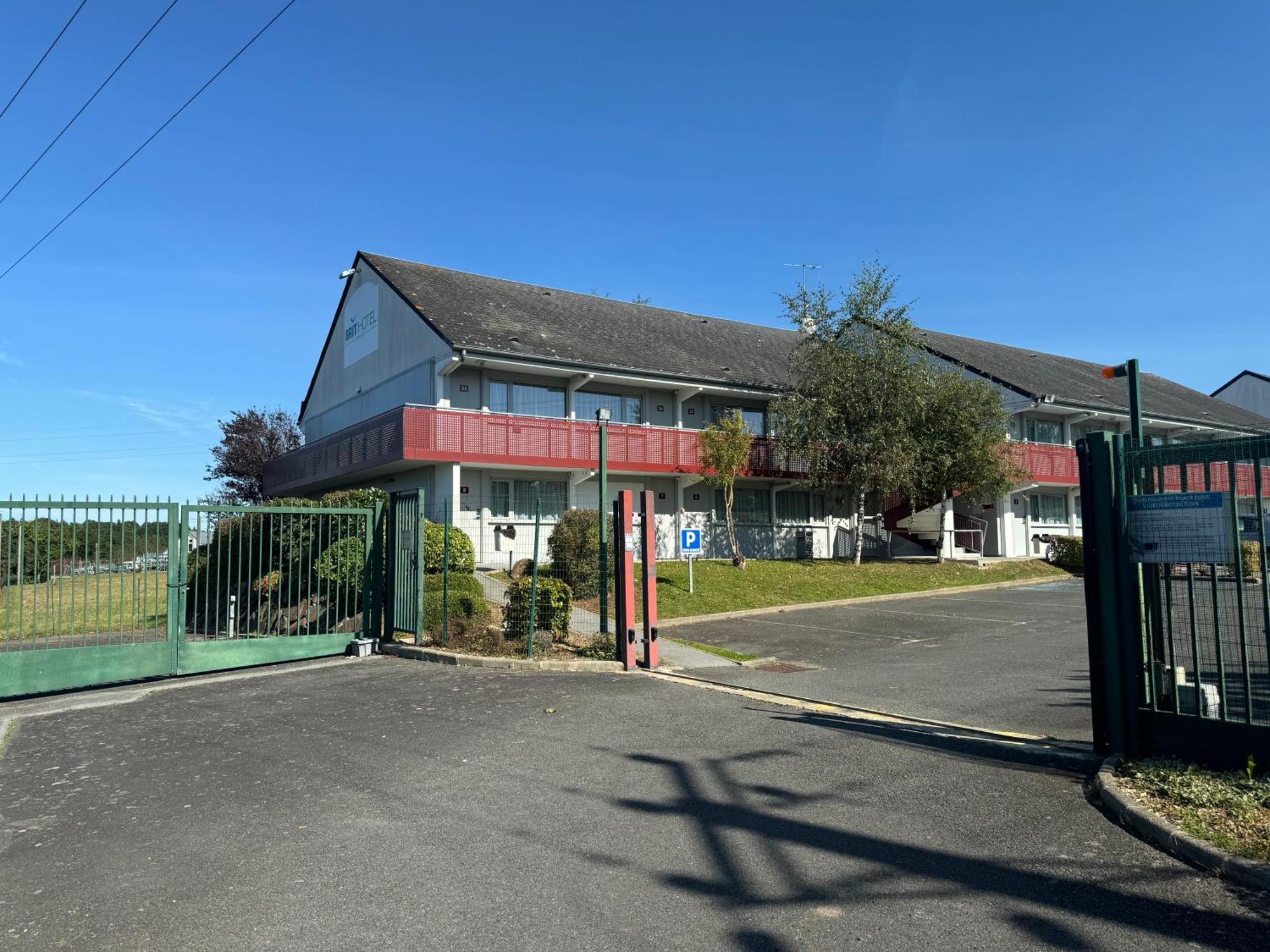 Brit Hotel Mayenne Esterno foto