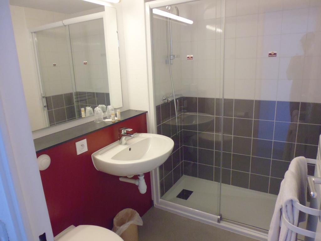 Brit Hotel Mayenne Esterno foto