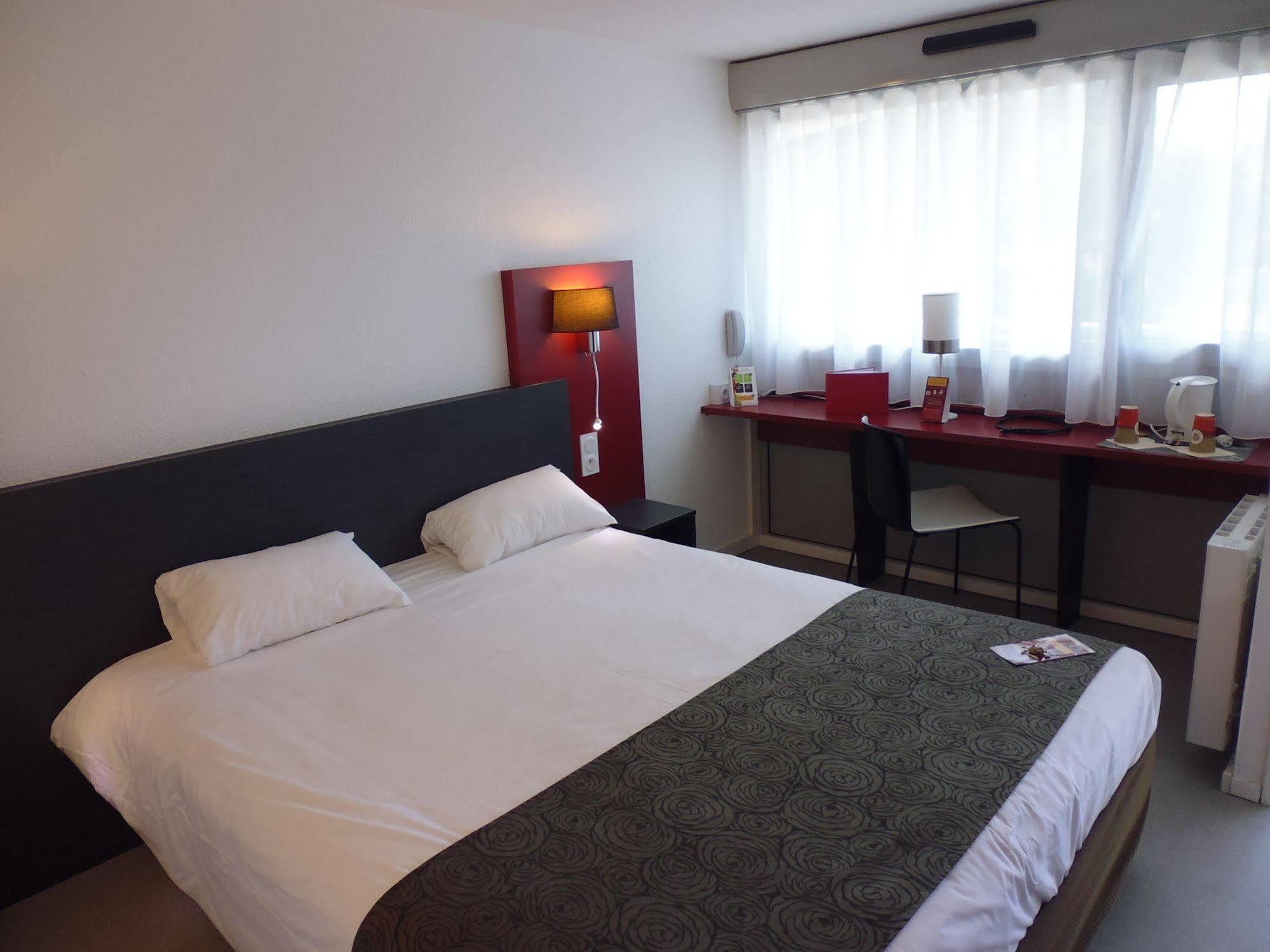 Brit Hotel Mayenne Esterno foto