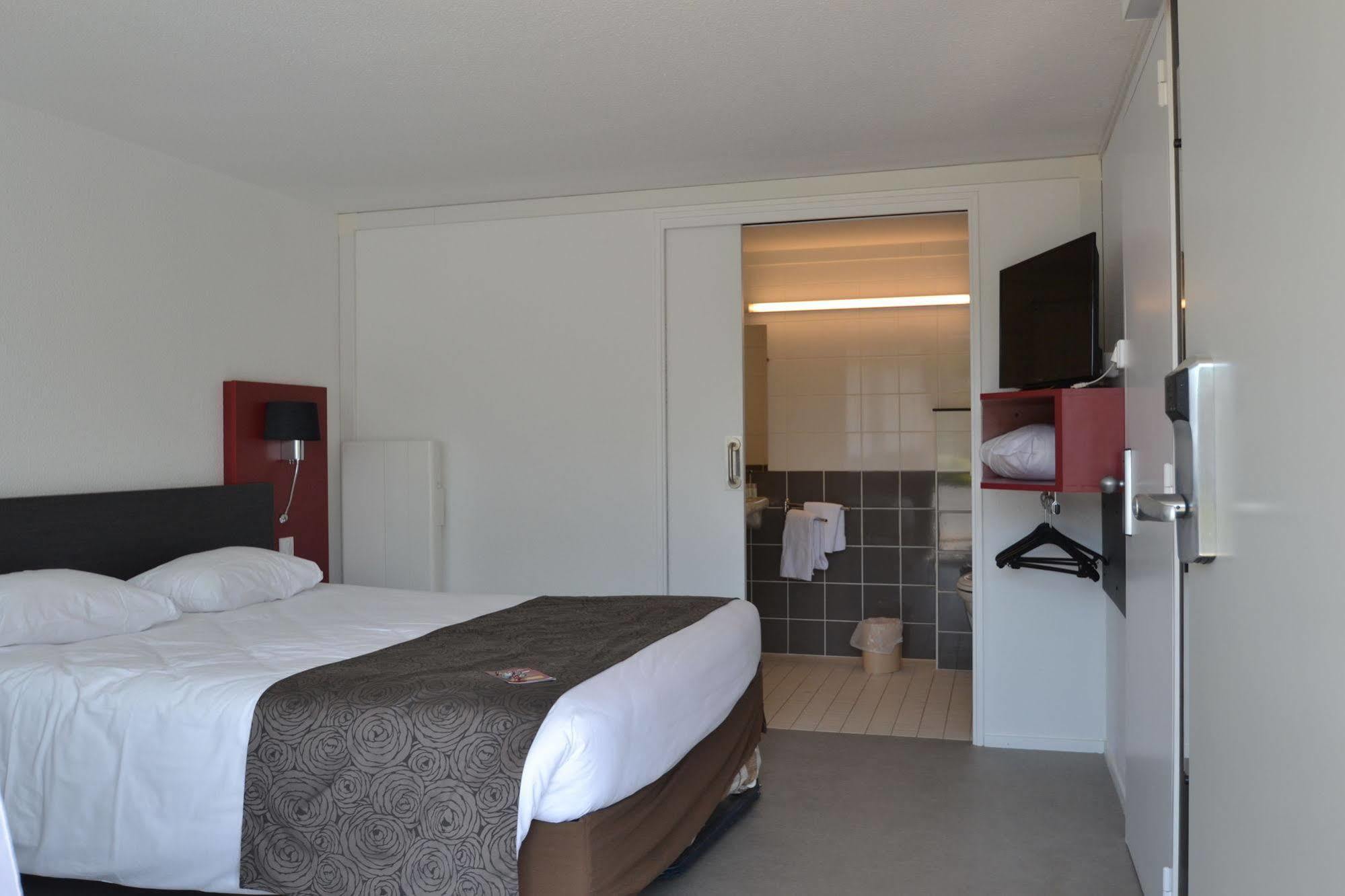 Brit Hotel Mayenne Esterno foto