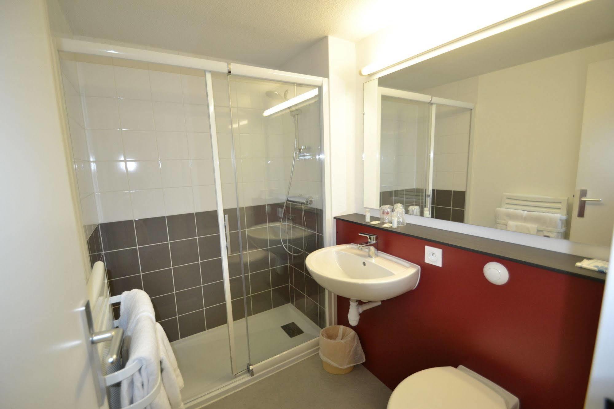 Brit Hotel Mayenne Esterno foto