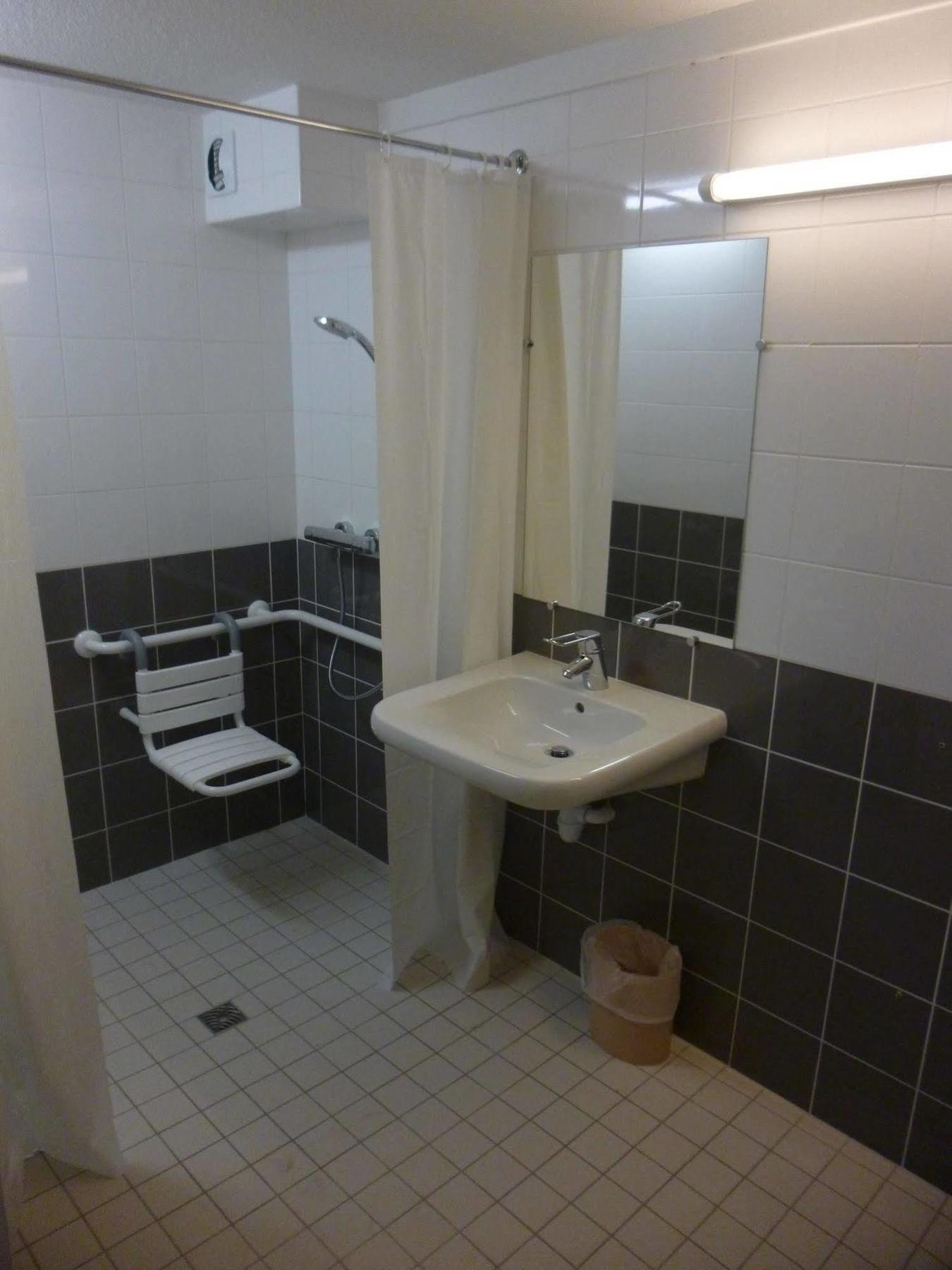 Brit Hotel Mayenne Esterno foto