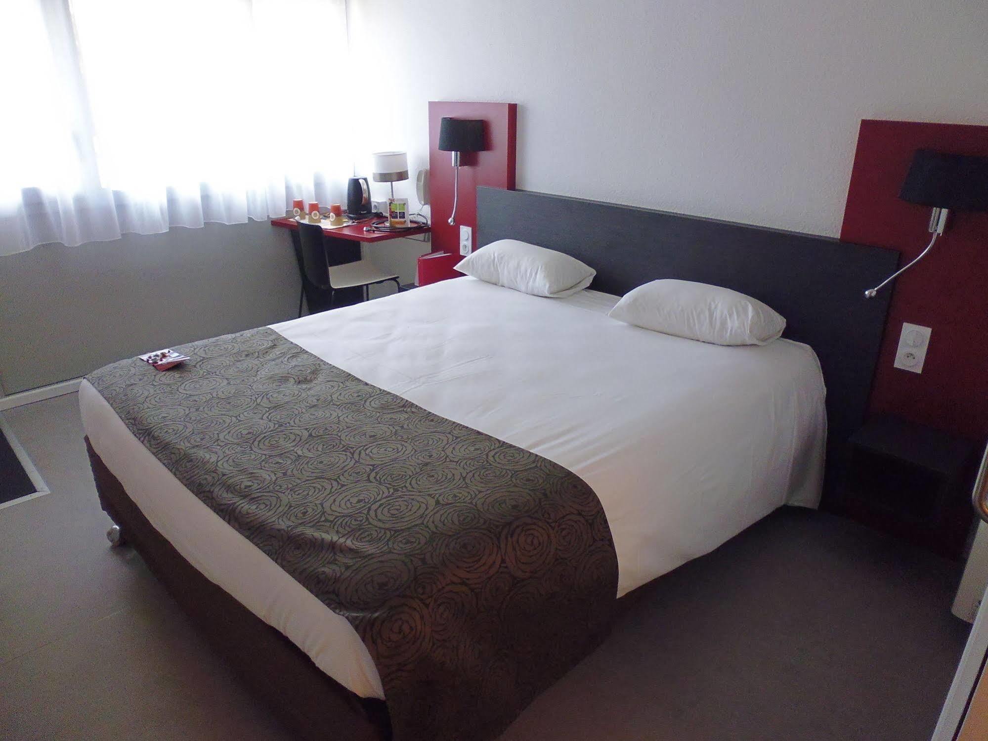 Brit Hotel Mayenne Esterno foto