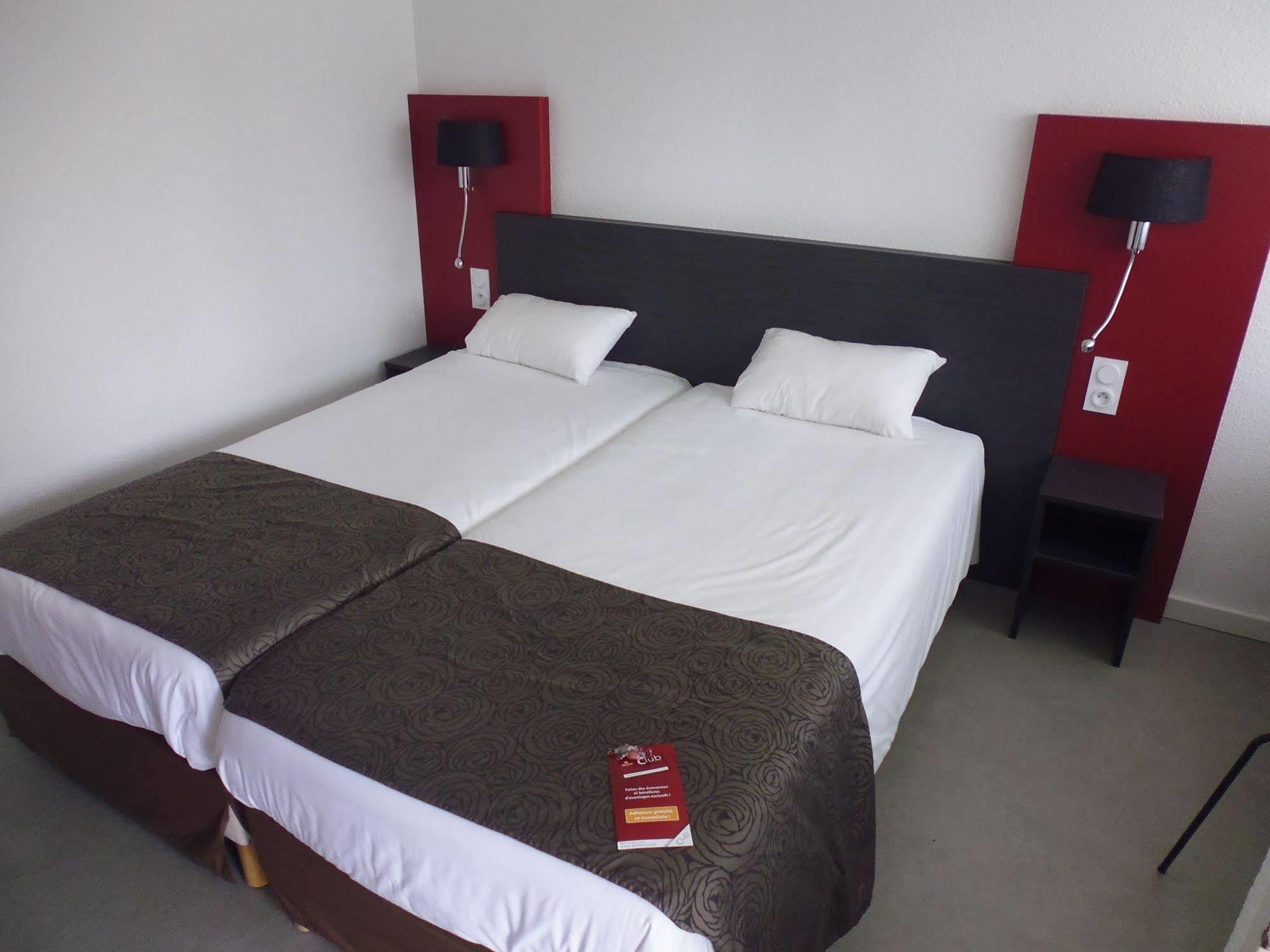 Brit Hotel Mayenne Esterno foto