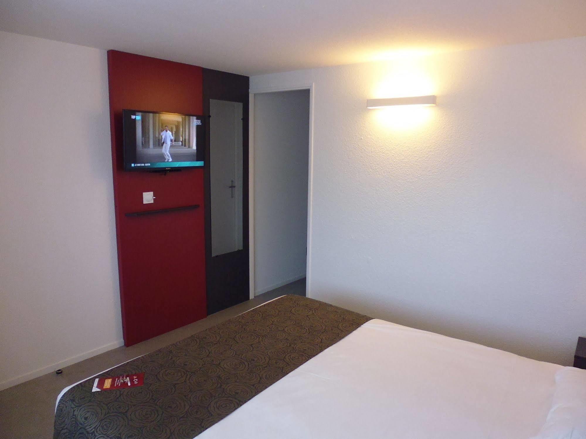 Brit Hotel Mayenne Esterno foto