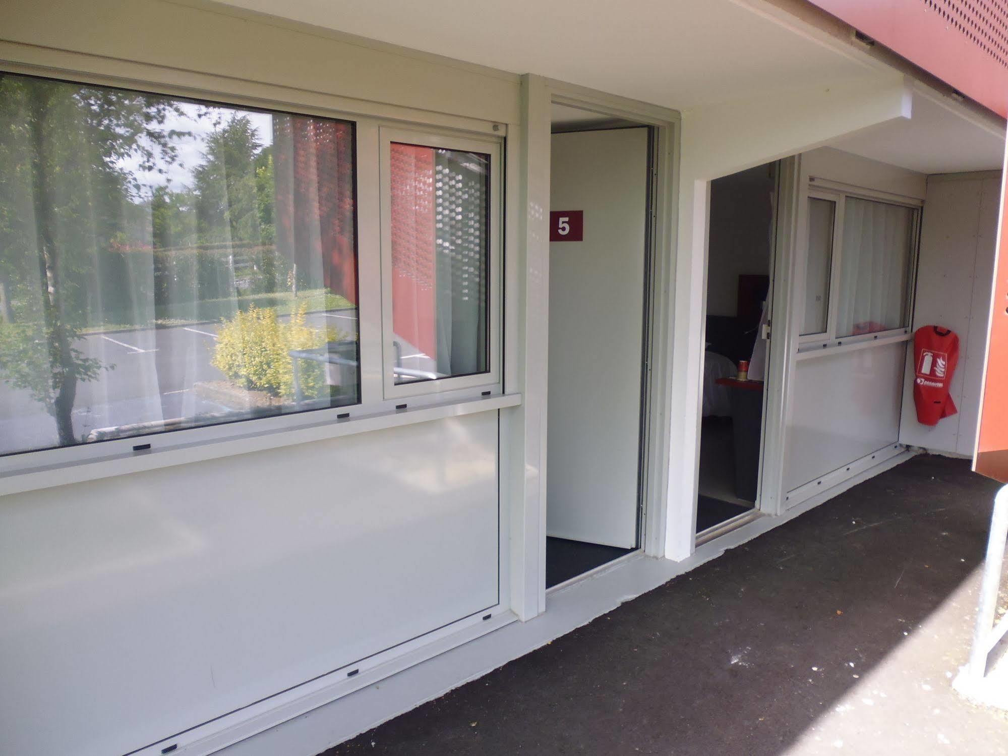 Brit Hotel Mayenne Esterno foto