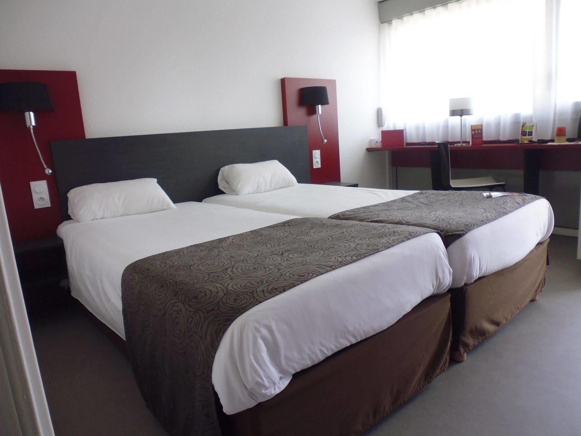 Brit Hotel Mayenne Esterno foto