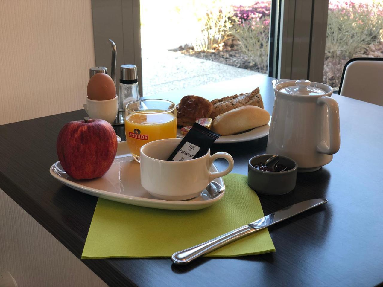 Brit Hotel Mayenne Esterno foto